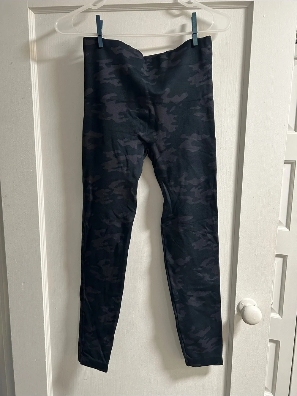 SPANX Women’s Dark Gray Camo Leggings